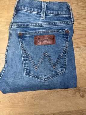 Men’s Wrangler Retro blue denim jeans with brown leather patch